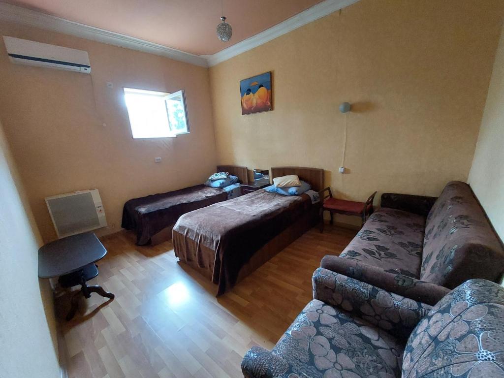 Nato & Lado room 1